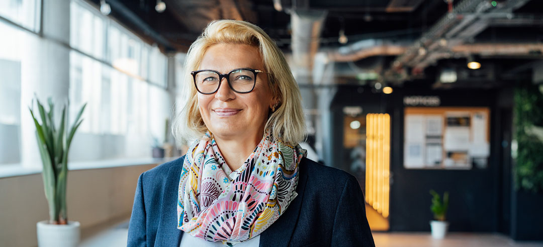 Mujer trabajadora sonriendo en un oficina