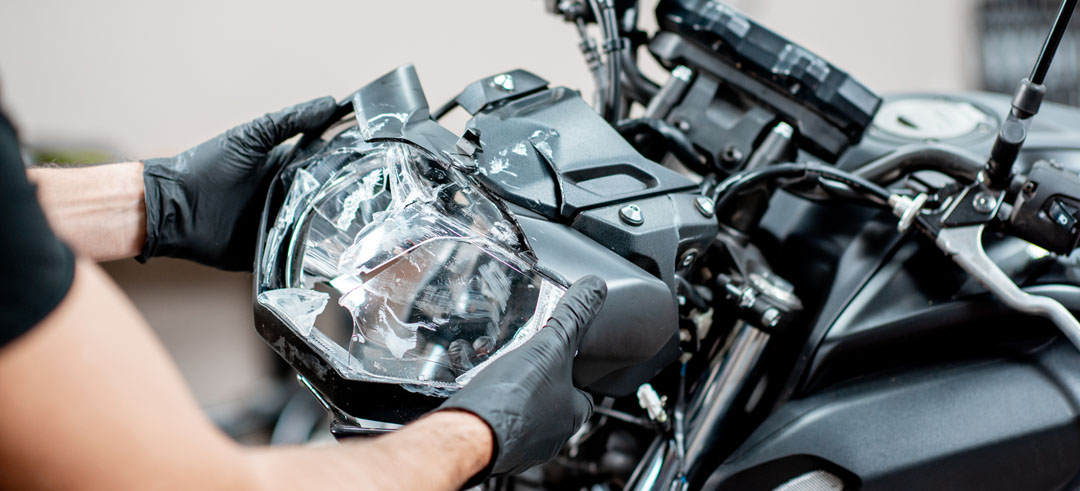 Moto con la luz delantera rota tras un accidente