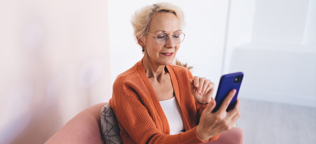 Mujer adulta sujetando un teléfono móvil