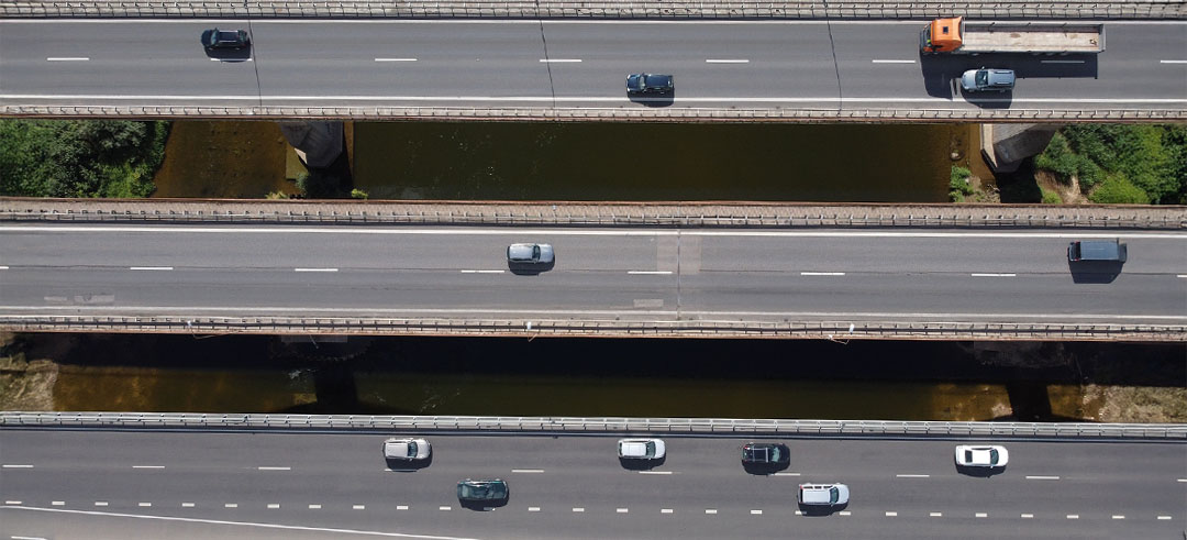 Vista aérea de coches y un camión circulando por diferentes carreteras