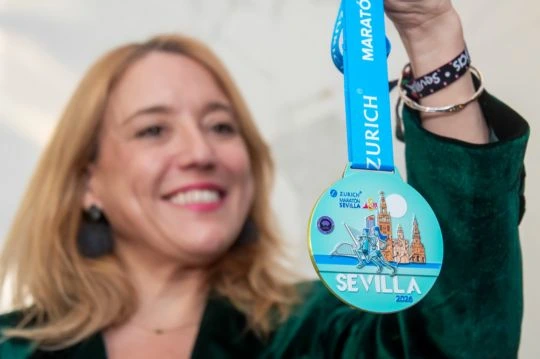 Mujer con medalla del Zurich Maratón de Sevilla 2026