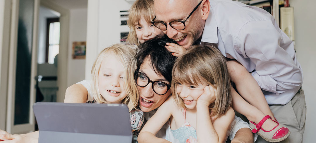 Familia haciendo videollamada con una tablet