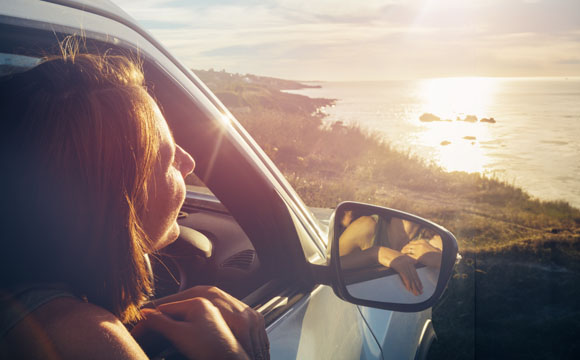 mujer mirando paisaje por la ventanilla del coche