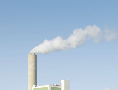 fábrica sacando humo de la chimenea