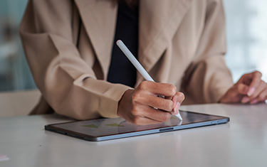 Persona escribiendo en una tablet con un lapicero